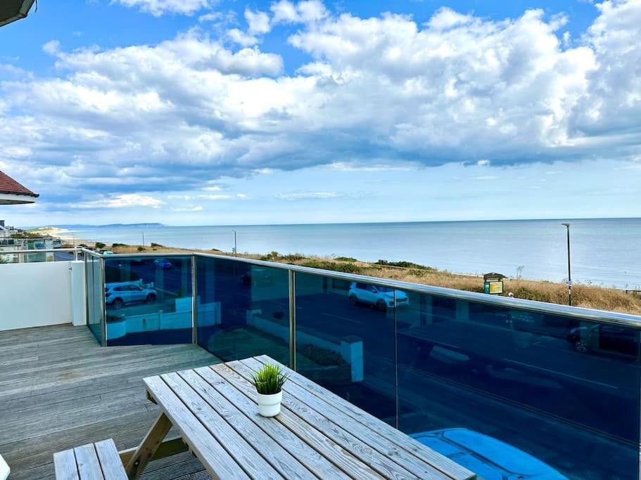 Seaside Panorama Retreat: Beachfront Comfort for Four Bournemouth Exterior photo