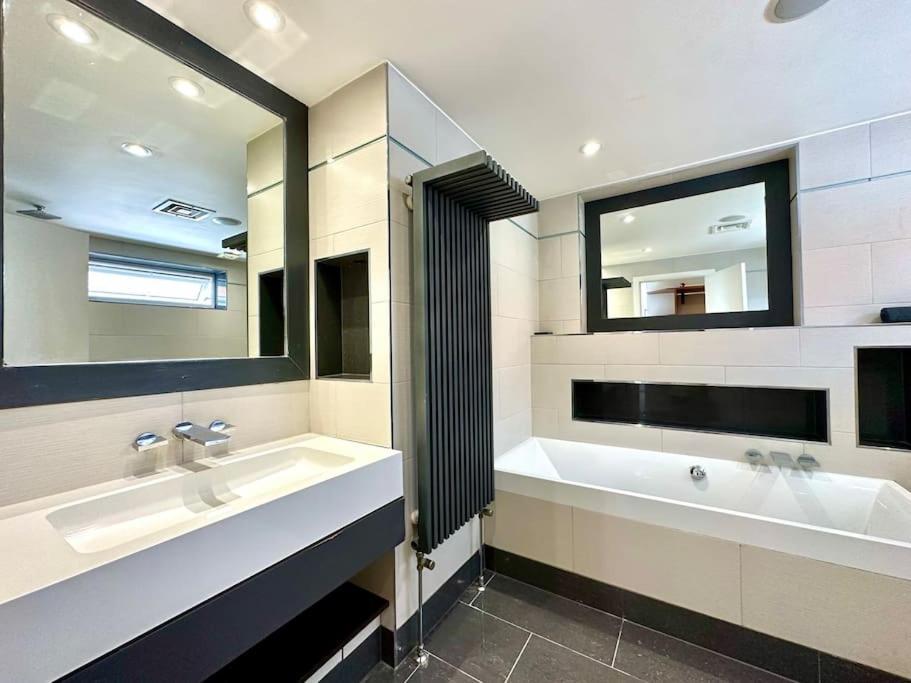 Seaside Panorama Retreat: Beachfront Comfort for Four Bournemouth Exterior photo