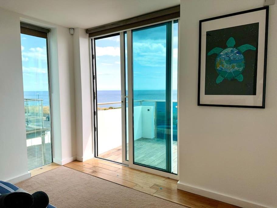 Seaside Panorama Retreat: Beachfront Comfort for Four Bournemouth Exterior photo