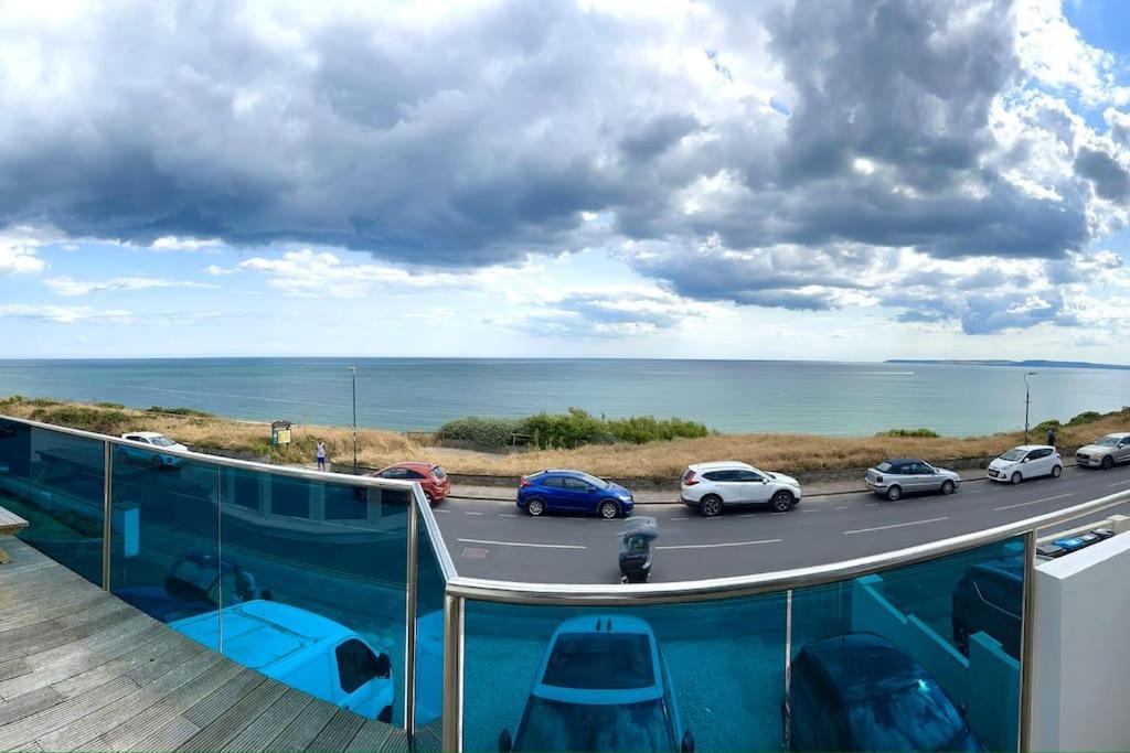 Seaside Panorama Retreat: Beachfront Comfort for Four Bournemouth Exterior photo